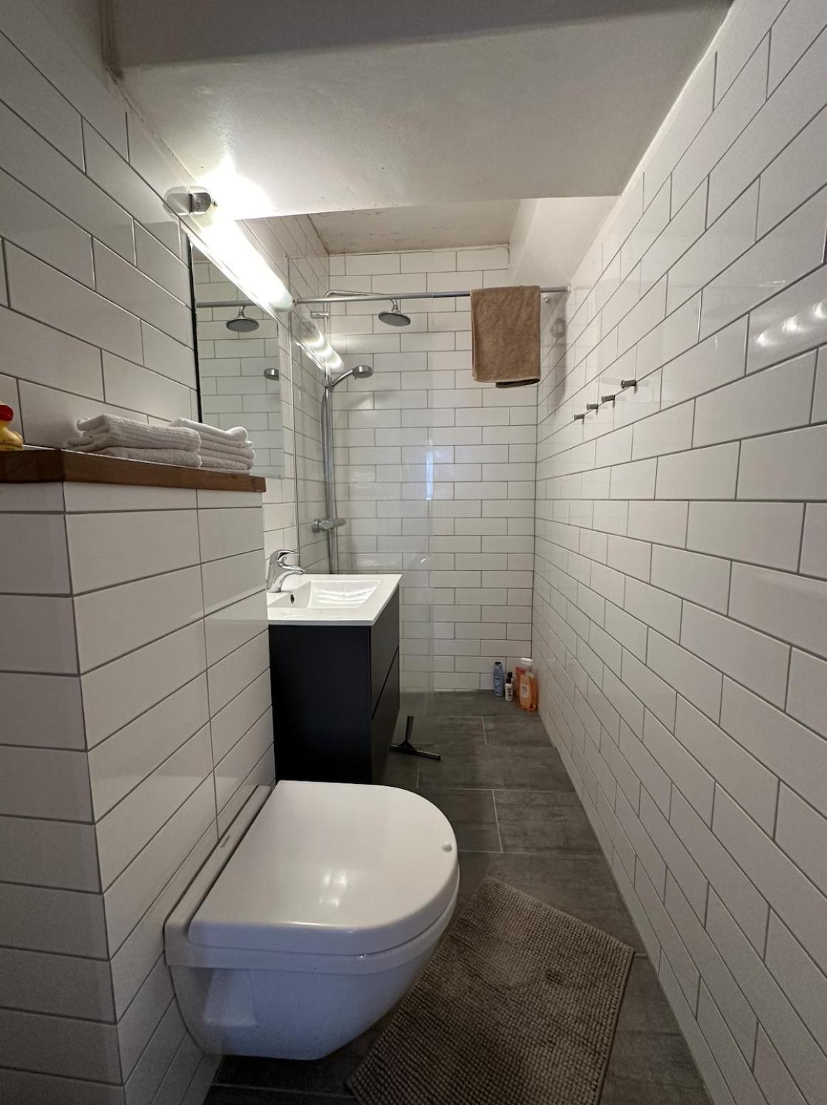 Appartement Urban Escape 2-bedroom Haven With Private Entrance
