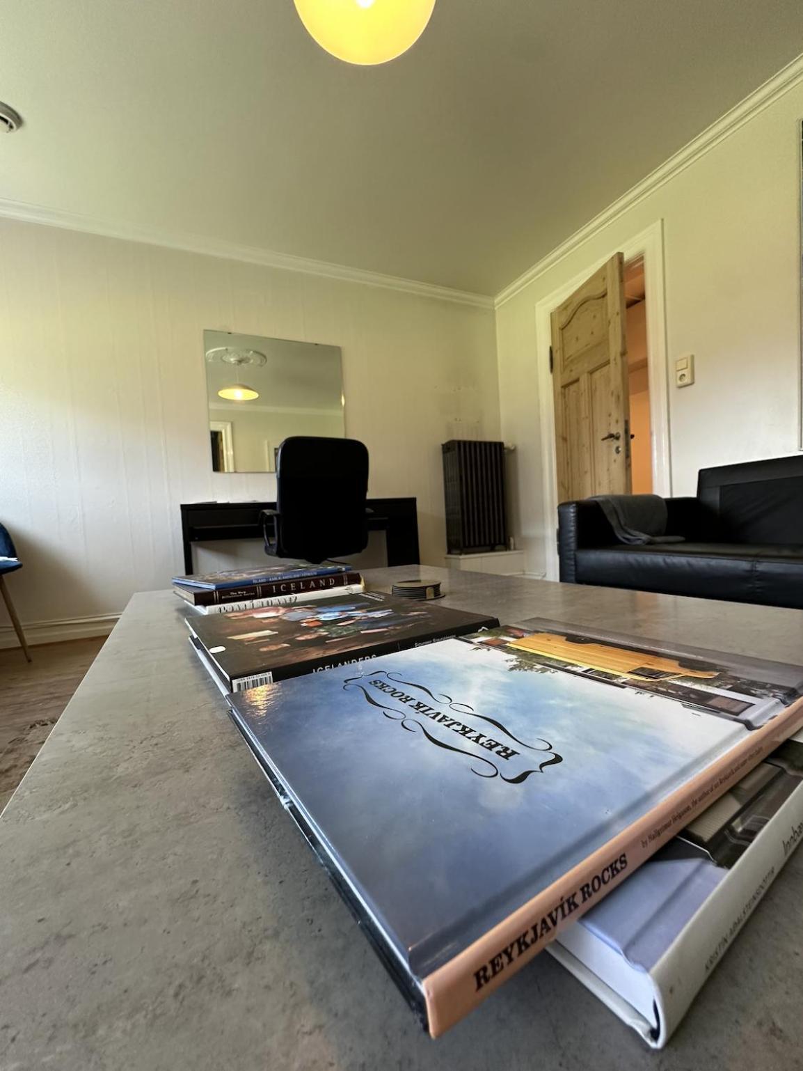 Appartement Urban Escape 2-bedroom Haven With Private Entrance *
